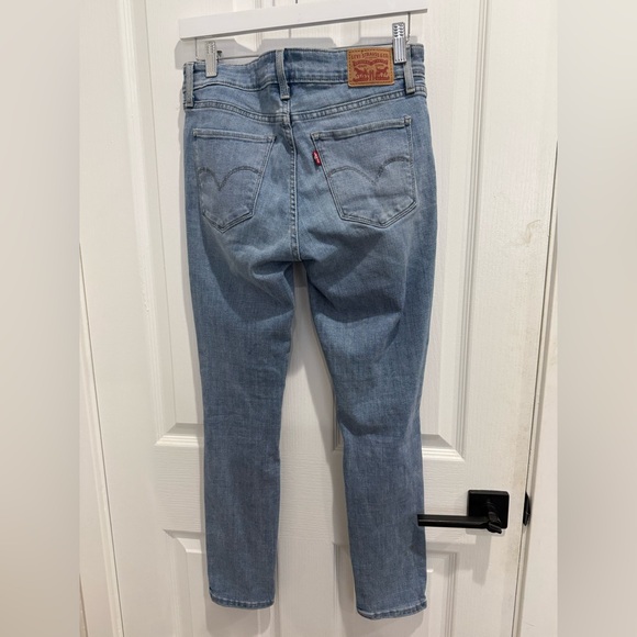 Distressed Levi’s 711 Skinny Light Blue Women's Jeans - Picture 2 of 3